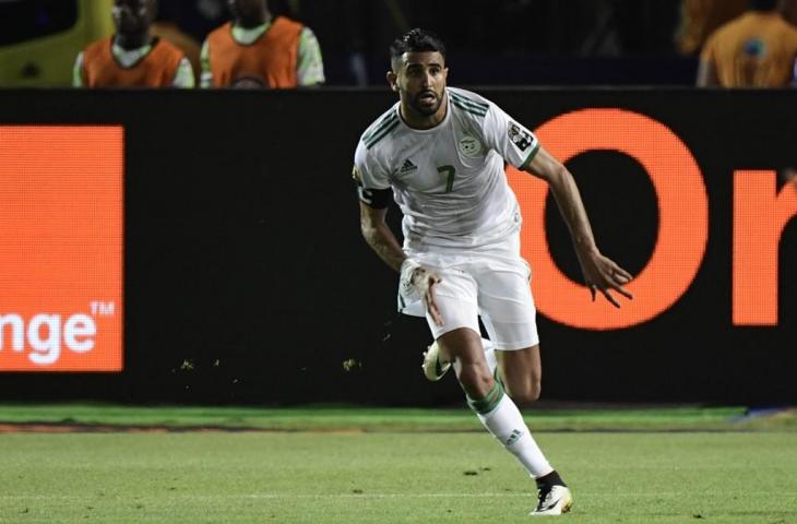 Pemain Aljazair, Riyad Mahrez membuat gol penentu kemenangan timnya atas Nigeria di babak semifinal Piala Afrika 2019, Senin (15/7/2019) dini hari tadi. Aljazair lolos ke final menantang Senegal. [JAVIER SORIANO / AFP]