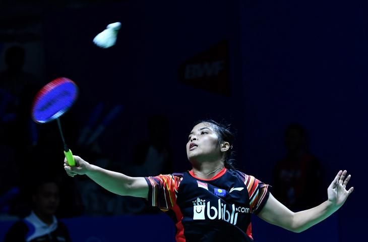 Pebulu tangkis Indonesia Gregoria Mariska Tunjung mengembalikan kok ke arah pebulu tangkis Thailand Pornpawee Chochuwong dalam babak pertama tunggal putri Blibli Indonesia Open 2019 di Istora Senayan, kompleks GBK, Jakarta, Selasa (16/7/2019). Gregoria melaju ke babak selanjutnya setelah menang 21-10, 21-8. ANTARA FOTO/Sigid Kurniawan/aww.