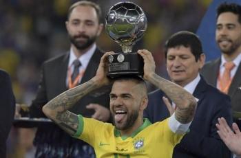 Bikin Terperangah, Dani Alves Buka Tutup Botol Pakai Alat Vital