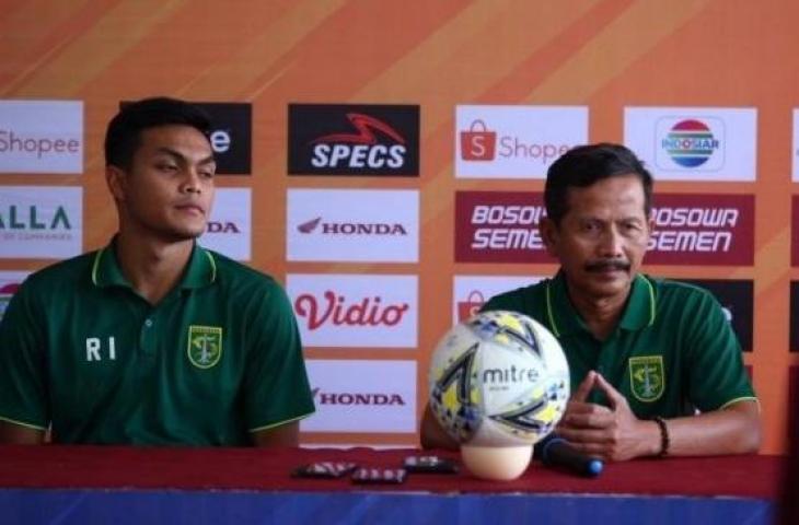 Pelatih Persebaya Surabaya Djadjang Nurdjaman (kanan) memberikan keterangan pers jelang laga kontra PSM di Makassar, Selasa, (16/7). ANTARA FOTO/HO/Media PSM