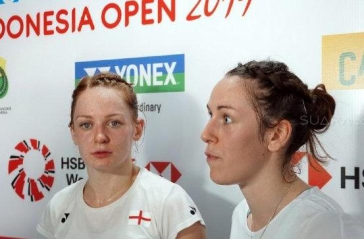 Pasangan ganda putri Inggris, Chloe Brich/Lauren Smith, usai bertanding di babak pertama Indonesia Open 2019 di Istora Senayan, Jakarta, Rabu (17/7). [Suara.com/Arief Apriadi]