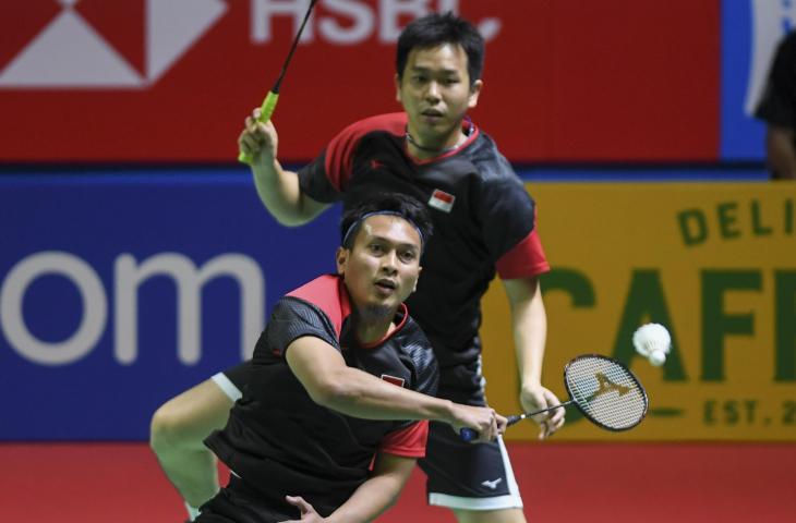 Ganda putra Indonesia Mohammad Ahsan (bawah) dan Hendra Setiawan (atas) mengembalikan kok ke ganda putra Jepang Hiroyuki Endo dan Yuta Watanabe pada babak perempat final Blibli Indonesia Open 2019 di Istora Senayan, Jakarta, Jumat (19/7/2019). Pasangan Ahsan/Hendra lolos ke semi final usai mengalahkan pasangan Endo/Watanabe dengan skor 21-15, 9-21, 22-20. ANTARA FOTO/Hafidz Mubarak A/foc.