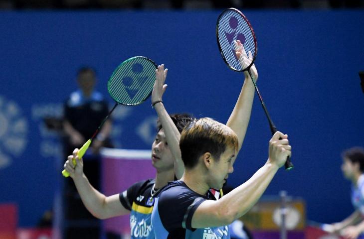 Ganda putra Indonesia Kevin Sanjaya Sukamuljo (kiri) dan Marcus Fernaldi Gideon melakukan selebrasi usai bertanding melawan ganda putra China Ou Xuan Yi dan Zhang Nan pada babak perempat final Blibli Indonesia Open 2019 di Istora Senayan, Jakarta, Jumat (190/7/2019).  ANTARA FOTO/Hafidz Mubarak A/ama.