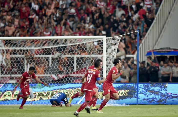 Pesepak bola Persija Jakarta Ryuji Utomo (kanan) meluapkan ekspresinya usai mencetak gol kegawang PSM Makassar dalam pertandingan Final Piala Indonesia 2018-2019 leg pertama di Stadion Utama Gelora Bung Karno (GBK), Senayan, Jakarta, Minggu (21/7/2019). Persija Jakarta menang atas PSM Makassar dengan skor 1-0. ANTARA FOTO/M Risyal Hidayat/foc.