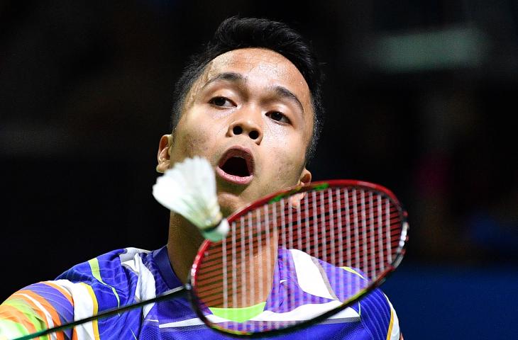 Pebulu tangkis tunggal putra Indonesia Anthony Sinisuka Ginting mengembalikan kok ke arah pebulu tangkis tunggal putra China Lu Guang Zu dalam babak pertama Blibli Indonesia Open 2019 di Istora Senayan, kompleks GBK, Jakarta, Selasa (16/7/2019). Anthony Sinisuka Ginting berhasil melaju ke babak selanjutnya setelah menang 20-22, 23-21, 21-18. ANTARA FOTO/Sigid Kurniawan/hp.