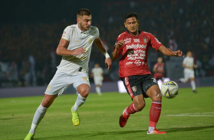 Pesepak bola PSS Sleman Yevhen Bokhashvili (kiri) berusaha melewati pesepak bola Bali United Haudi Abdillah (kanan) dalam pertandingan Sepak Bola Liga 1 2019 di Stadion I Wayan Dipta, Gianyar, Senin (22/7/2019). Bali United menang atas PSS Sleman dengan skor 3-1. ANTARA FOTO/Nyoman Budhiana/wsj.