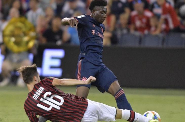 Pemain Bayern Munchen, Alphonso Davies berebut bola dengan pemain AC Milan, Matteo Gabbia di ajang International Champions Cup, Rabu (24/7/2019). [TIM VIZER / AFP]