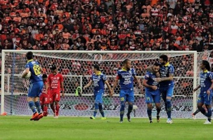 Pesepakbola Persib Bandung selebradi saat mencetak gol ke gawang Persija Jakarta di Stadion Utama Gelora Bung Karno (SUGBK), Senayan, Jakarta, Rabu (10/7). (Suara.com/Muhaimin A Untung)