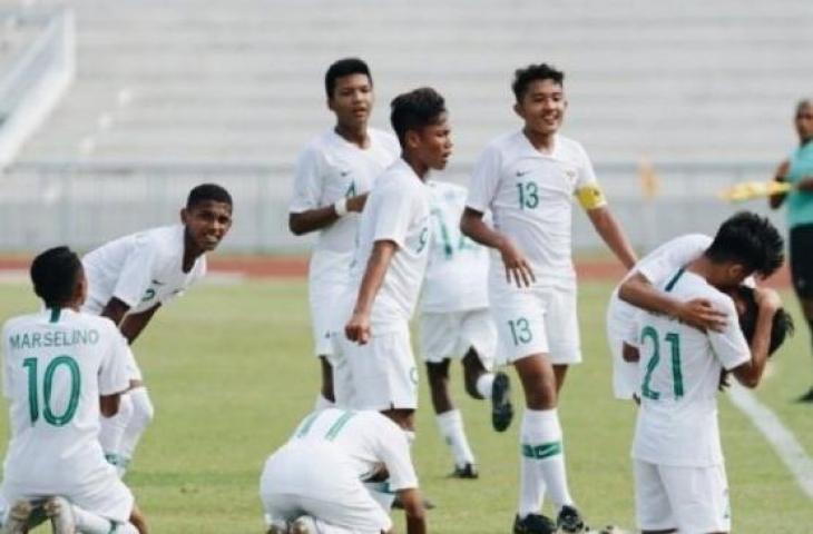 Para pemain Timnas Indonesia U-16 merayakan gol ke gawang Vietnam di laga Grup A Piala AFF U-15 2019 di Thailand, Sabtu (27/7). Laga itu berakhir dengan skor 2-0 untuk kemenangan Indonesia. (ANTARA/HO/PSSI)