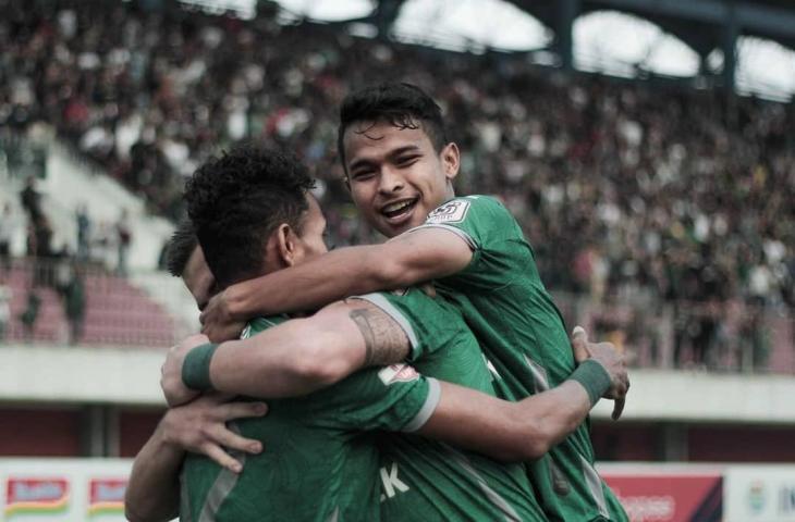 Para pemain PSS Sleman merayakan kemenangan saat menghadapi Barito Putra di Stadion Maguwoharjo pekan lalu. [@psssleman / Instagram]