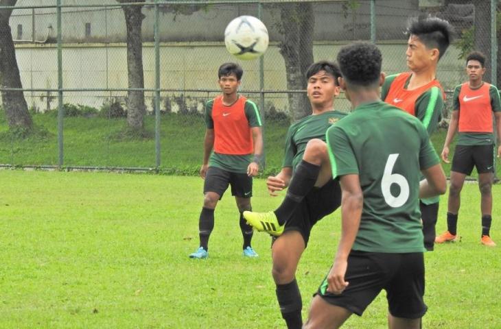 Pemain Timnas U-18 memulai latihan perdana di Stadion Becamex Binh Duong, Vietnam, Minggu (4/8/2019). (PSSI)