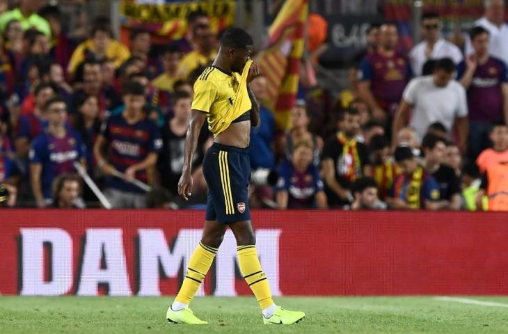 Bek muda Arsenal, Ainsley Maitland-Niles melakukan blunder saat menghadapi Barcelona di laga pramusim, Senin (5/8/2019). [JOSEP LAGO / AFP]