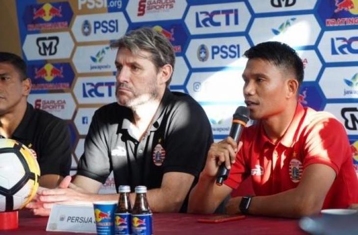 Pelatih Persija Jakarta, Julio Banuelos (tengah) dan Sandi Sute (kanan) dalam jumpa pers jelang pertandingan leg kedua final Piala Indonesia kontra PSM Makassar, Senin (5/8/2019). (Dok. Persija)