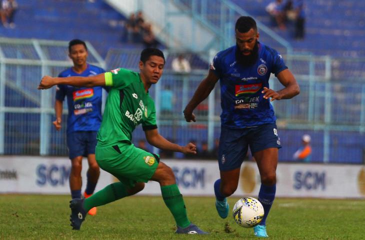 Pesepak bola Arema FC, Sylvano Dominique Comvalius (kanan) berusaha melewati hadangan pesepak bola Bhayangkara FC, Indra Kahfi Adhiyasa (kiri) dalam pertandingan Liga I di Stadion Kanjuruhan, Malang, Jawa Timur, Jumat (26/7/2019). Arema FC mengungguli Bhayangkara FC dengan skor akhir 3-2. ANTARA FOTO/Ari Bowo Sucipto/pras.