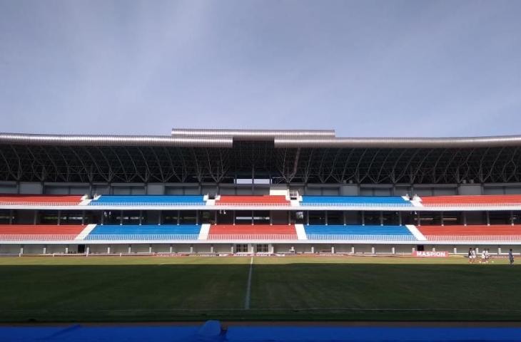 Stadion Mandala Krida. (Suara.com/Irwan Febri Rialdi)