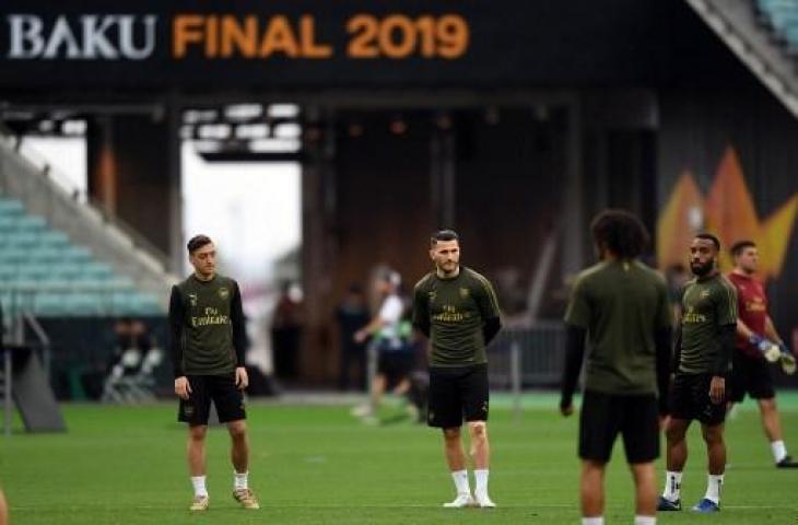 Dua penggawa Arsenal, Mesut Ozil dan Sead Kolasinac. (AFP/OZAN KOSE / AFP)