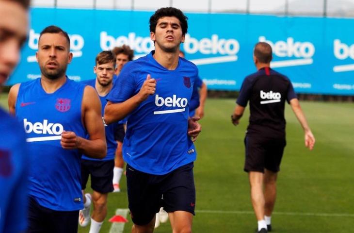 Gelandang Barcelona, Carles Alena saat menjalani sesi latihan fisik di Stadion Camp Nou. (Instagram/@carlesalenya)