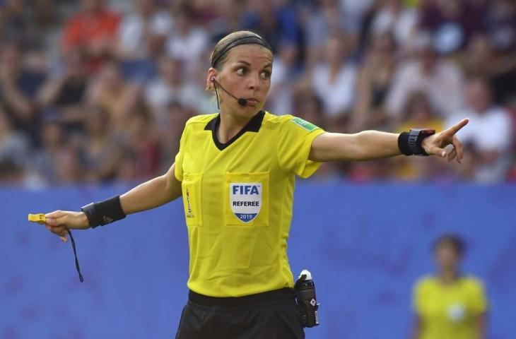 Wasit asal Prancis, Stephanie Frappart akan memimpin laga Piala Super Eropa antara Liverpool vs Chelsea, Kamis (14/8/2019) dini hari nanti. [DAMIEN MEYER / AFP]