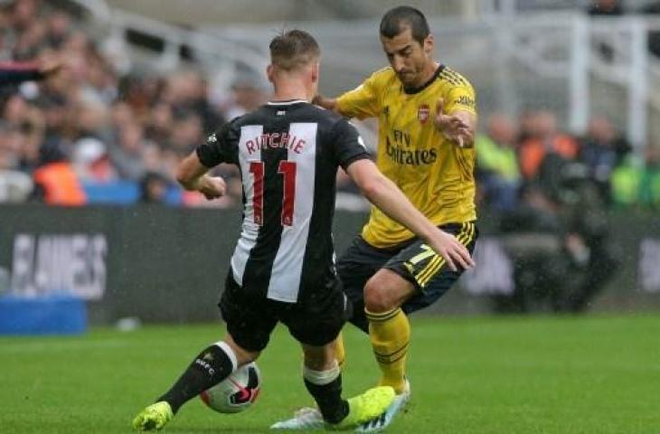 Aksi gelandang Arsenal, Henrikh Mkhitaryan saat melawan Newcastle United di pekan perdana Liga Primer Inggris. (LINDSEY PARNABY / AFP)