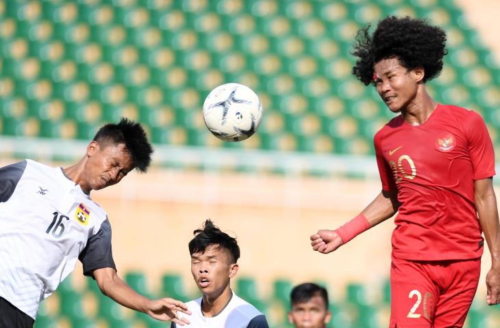 esepak bola Indonesia Bagus Kahfi (kanan) berebut bola di udara dengan pesepak bola Laos Channichone (kiri) saat bertanding pada penyisihan Grup A Piala AFF U-18 2019 di Stadion Thong Nhat, Ho Chi Minh, Vietnam, Senin (12/8/2019). ANTARA FOTO/Yusran Uccang/foc.