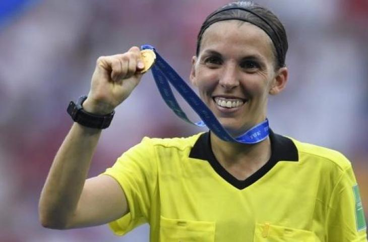 Stephanie Frappart menunjukkan medali usai memimpin pertandingan Final Piala Dunia Wanita, Amerika Serikat vs Belanda di Stadion Lyon, Prancis, 7 Juli 2019. (CHRISTOPHE SIMON / AFP)