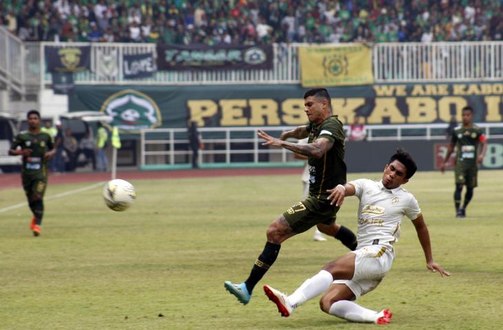 Pesepak bola Tira Persikabo Ciro Henrique Alvez (kiri) berebut bola dengan pesepak bola PS Sleman Junius Bate (kanan) dalam lanjutan Liga 1 2019 di Stadion Pakansari, Cibinong, Kabupaten Bogor, Jawa Barat, Senin (19/8/2019). ANTARA FOTO/Yulius Satria Wijaya/ama.