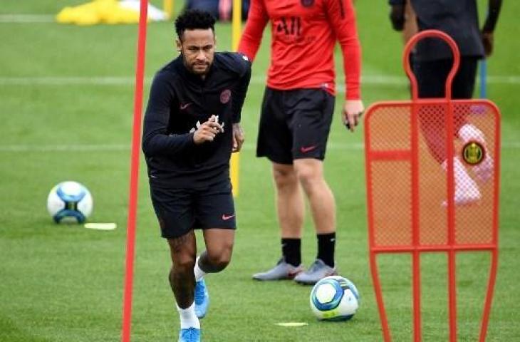 Neymar saat mengikuti sesi latihan Paris Saint-Germain. (FRANCK FIFE / AFP)