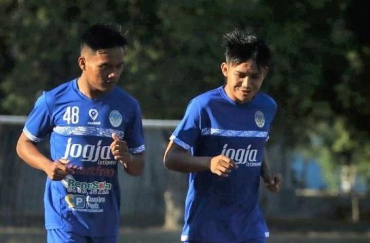 Gelandang muda PSIM Yogyakarta, Yoga Pratama (kiri), bersama Witan Sulaeman (kanan). (Instagram/@psimjogja_official)