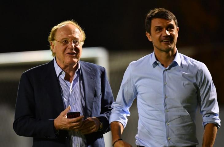 Presiden AC Milan, Paolo Scaroni saat bersama legenda AC Milan, Paolo Maldini. [GIUSEPPE CACACE / AFP OR LICENSORS / AFP]