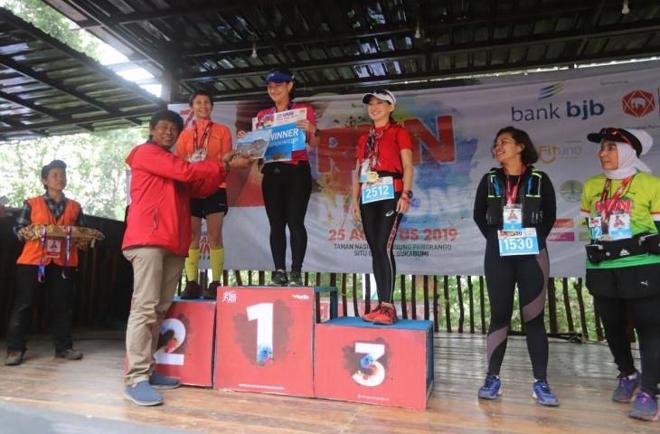 Suasana lomba lari & penyerahan medali pemenang Situ Gunung Trail Run 2019 yang digelar oleh Arkadia Event, PT Arkadia Digital Media Tbk., Minggu (25/9/2019). (Oke Atmaja/Suara.com)