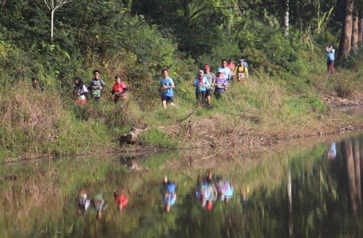 Suasana lomba lari & penyerahan medali pemenang Situ Gunung Trail Run 2019 yang digelar oleh Arkadia Event, PT Arkadia Digital Media Tbk., Minggu (25/9/2019). (Oke Atmaja/Suara.com)