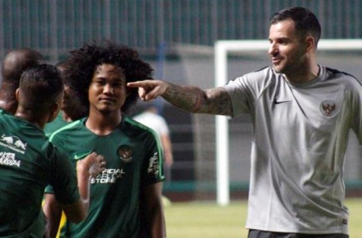 Pemain Bagus Kahfi (kedua kanan) diberikan pengarahan oleh pelatih timnas senior Simon McMenemy (kanan) dalam sesi latihan timnas senior di Stadion Pakansari, Cibinong, Bogor, Jawa Barat, Kamis (22/8/2019). Striker timnas U-18 Bagus Kahfie diikut sertakan pada pemusatan latihan perdana timnas senior. (ANTARA FOTO/Yulius Satria Wijaya)