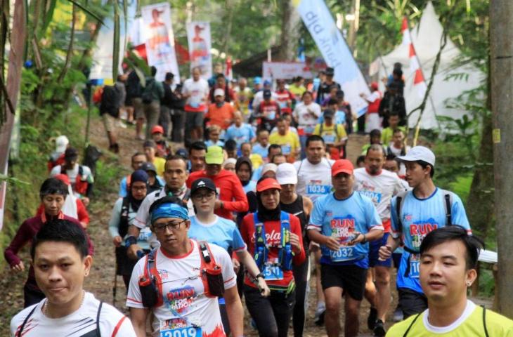 Suasana lomba lari Situ Gunung Trail Run 2019 yang digelar oleh Arkadia Event, PT Arkadia Digital Media Tbk., Minggu (25/9/2019). (Oke Atmaja/Suara.com)