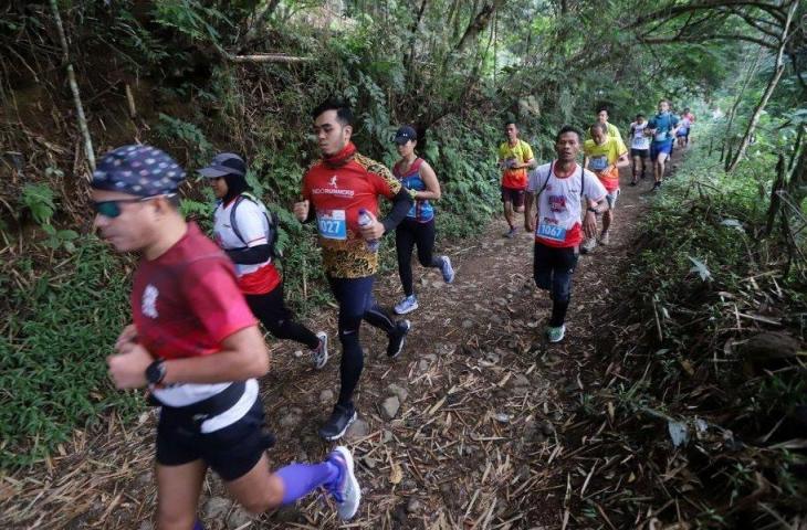 Suasana lomba lari & penyerahan medali pemenang Situ Gunung Trail Run 2019 yang digelar oleh Arkadia Event, PT Arkadia Digital Media Tbk., Minggu (25/9/2019). (Oke Atmaja/Suara.com)