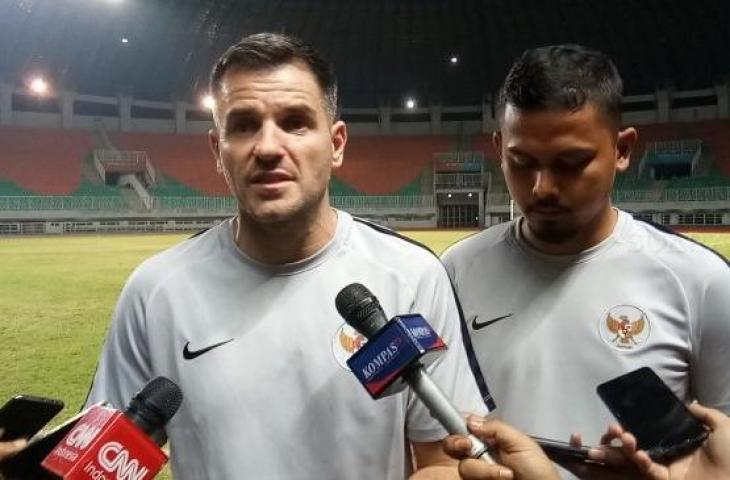 Pelatih Timnas Indonesia, Simon McMenemy saat memberikan keterangan pers usai menghadapi Persika Karawang pada laga uji coba yang dihelat di Stadion Pakansari, Cibinong, Bogor, Minggu (25/8/2019). [Suara.com / Adie P]