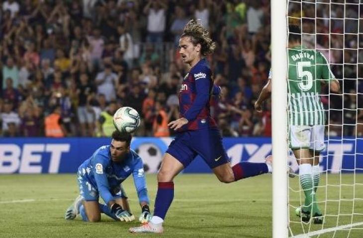 Antoine Griezmann berhasil mencetak dua gol untuk kemenangan Barcelona atas Real Betis dengan skor 5-2. (JOSEP LAGO / AFP)