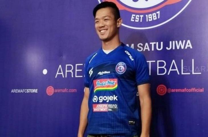 Gelandang baru Arema FC, Takafumi Akahoshi saat diperkenalkan kepada awak media, Selasa (27/8/2019). [Suara.com / Aziz Ramadani]