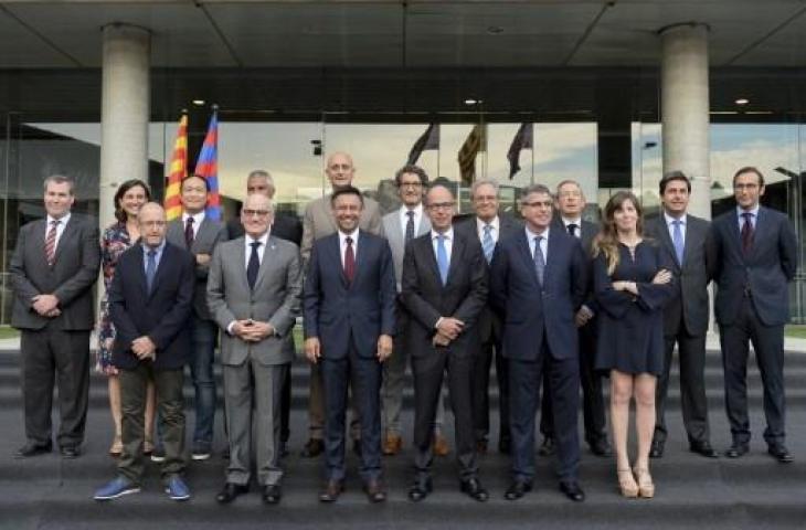 Petinggi Barcelona, termasuk Javier Bordas berpose bersama usai sebuah acara di Camp Nou, 20 Juli 2015. (JOSEP LAGO / AFP)