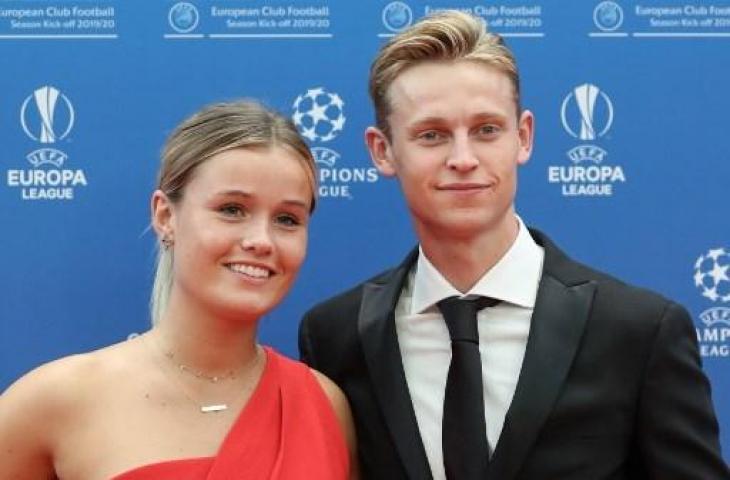 Gelandang Barcelona yang musim lalu memperkuat Ajax Amsterdam, Frenkie de Jong (kanan) menghadiri acara pengundian babak fase grup Liga Champions 2019/2020 di Monaco, Jumat (30/8/2019) dini hari WIB, bersama sang kekasih, Mikky Kiemeney. [Valery HACHE / AFP]