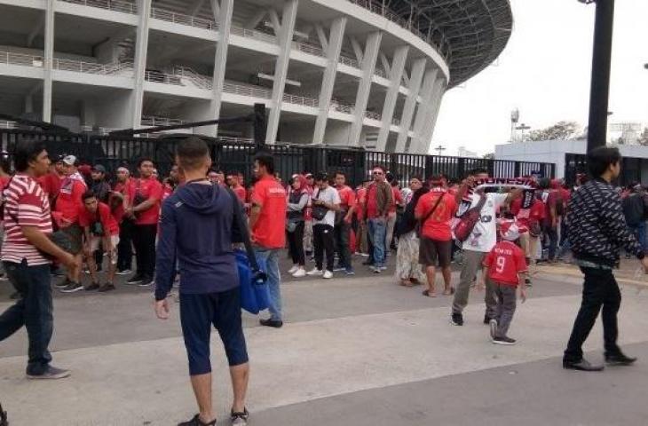 Antrian suporter Garuda yang akan memasuki ring road SUGBK saat laga Indonesia Vs Malaysia, Kamis (5/9/2019). [Suara.com/Adie Prasetyo]