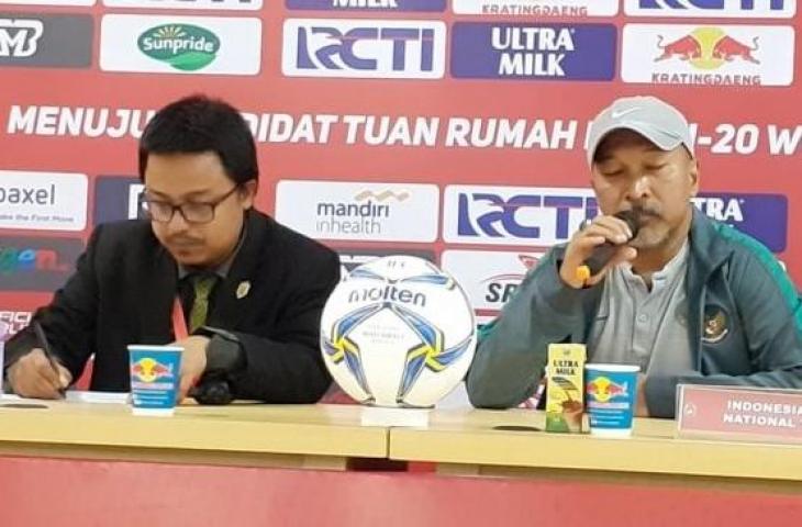 Pelatih Timnas Indonesia U-19, Fakhri Husaini dalam jumpa pers usai dikalahkan Iran U-19 dengan skor 2-4 pada laga uji coba yang berlangsung di Stadion Patriot, Bekasi, Sabtu (7/9/2019). (Suara.com/Adie Prasetyo Nugraha)