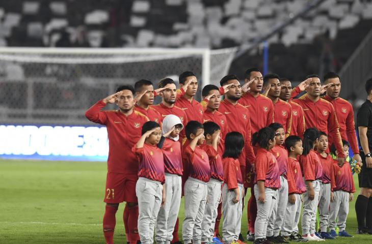 Pemain Timnas Indonesia menyanyikan lagu Indonesia Raya sebelum bertanding dengan Timnas Malaysia saat laga perdana Grup G Kualifikasi Piala Dunia 2022 zona Asia di Stadion Utama Gelora Bung Karno, Senayan, Jakarta, Kamis (5/9/2019). ANTARA FOTO/Hafidz Mubarak A/aww.