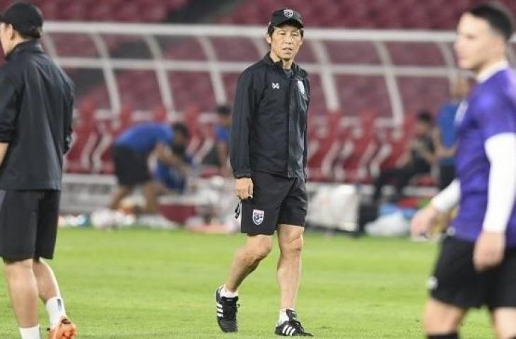 Pelatih Timnas Thailand, Akira Nishino (tengah) memimpin sesi latihan resmi di Stadion Utama Gelora Bung Karno, Senayan, Jakarta, Senin (9/9/2019). Latihan tersebut untuk persiapan melawan Timnas Indonesia pada Selasa (10/9), dalam laga Kualifikasi Piala Dunia 2022 Grup G zona Asia. (ANTARA FOTO/Hafidz Mubarak A/nz)