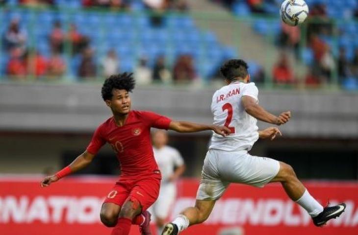 Pemain Iran U-19, Mohammadreza Asgari (kanan) berebut bola dengan striker Timnas U-19 Indonesia, Amiruddin Bagus Kaffa Arrizqi (kiri) pada pertandingan persahabatan di Stadion Patriot Candrabhaga, Bekasi, Jawa Barat, Sabtu (7/9/2019). (ANTARA FOTO/Nova Wahyudi)