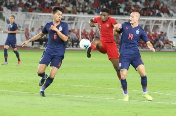 Penyerang naturalisasi Timnas Indonesia, Osas Saha (tengah) melepaskan tembakan dalam laga putaran kedua kualifikasi Piala Dunia 2022 Zona Asia Grup G kontra Thailand di Stadion Utama Gelora Bung Karno, Selasa (10/9/2019). [Suara.com/Arya Manggala]