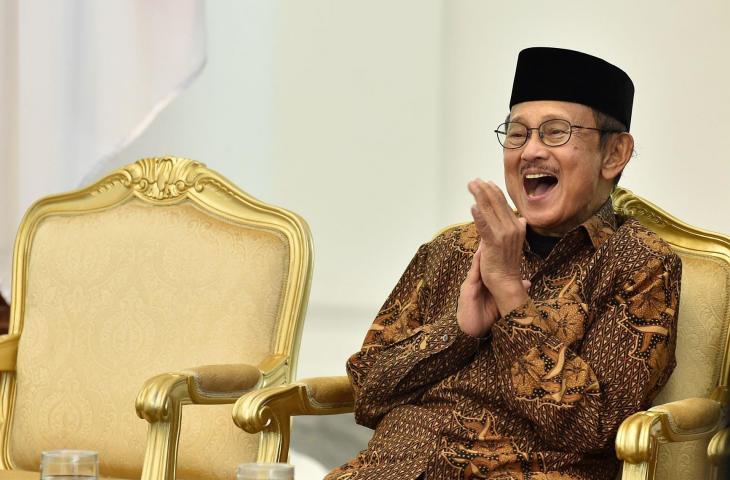 FOTO DOKUMENTASI. Presiden ke-3 RI sekaligus Ketua Dewan Kehormatan Ikatan Cendekiawan Muslim se-Indonesia (ICMI) BJ Habibie tertawa saat pembukaan Silaturahmi Kerja Nasional (Silaknas) Tahun 2017 di Istana Kepresidenan Bogor, Jakarta, Jumat (8/12/2017). Habibie berharap peran ICMI bersama pemerintah dapat mengembalikan Pancasila sebagai pandangan hidup bisa diakumulasikan dalam kehidupan bermasyarakat melalui pembangunan yang pro-rakyat atau ekonomi pasar Pancasila. ANTARA FOTO/Puspa Perwitasari/pras/ama.
