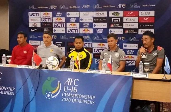 Pelatih Filipina U-16 Roxy Dorlas (kedua kanan) dalam jumpa pers jelanh bergulirkan kualifikasi Piala Asia U-16 2020, Jumat (13/9/2019). (Adie Prasetyo Nugraha/suara.com).