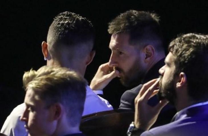 Cristiano Ronaldo dan Lionel Messi duduk bersama dalam acara penghargaan UEFA di Grimaldi Forum, Kamis (29/8/2019). (VALERY HACHE / AFP)