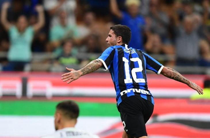 Gelandang Inter, Stefano Sensei melakukan selebrasi usai mencetak gol ke gawang Udinese. Pada laga yang dihelat Minggu (15/9/2019) dini hari tadi itu, Inter menang tipis 1-0 atas tamunya. [MIGUEL MEDINA / AFP]