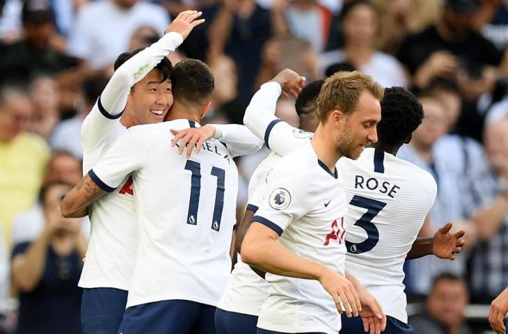 Son Heung Min disambut para pemain Tottenham Hotspur usai mencetak gol ke gawang Crystal Palace, Sabtu (15/9/20190. [DANIEL LEAL-OLIVAS / AFP]